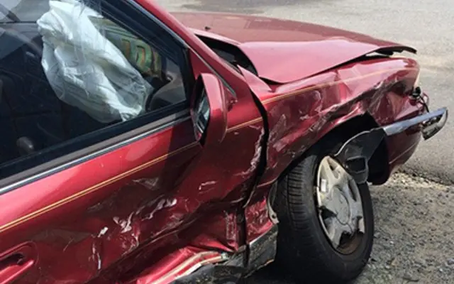 Poškozené auto po dopravní nehodě