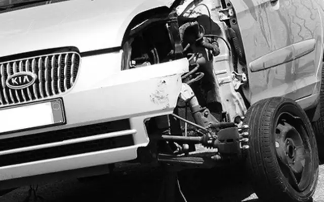 Červené auto poškozené při nehodě